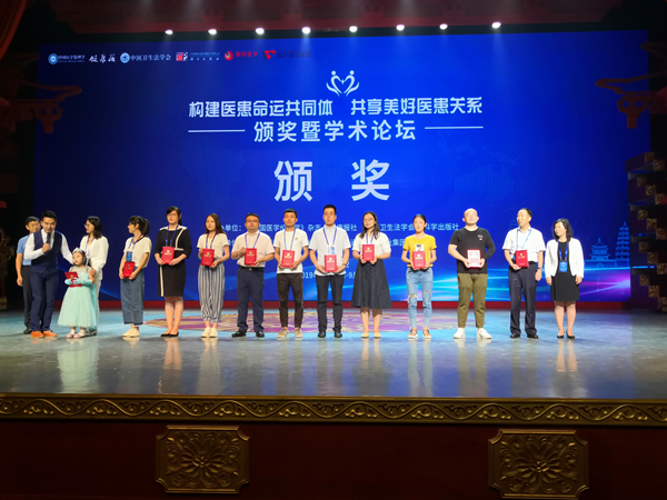 领奖大_副本.jpg 领奖大_副本.jpg