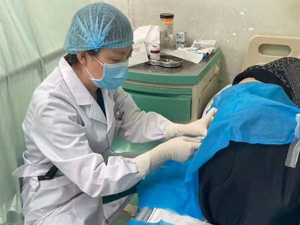 2、在老师的指导下床旁操作_副本.jpg