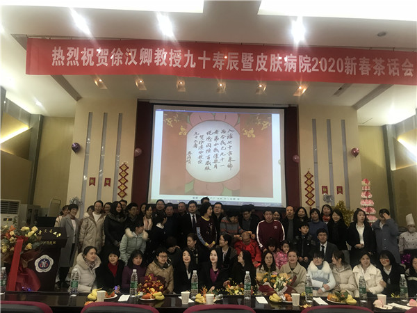 和寿星合影.jpg 和寿星合影.jpg