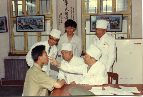 刘辅仁教授为战士会诊.jpg 刘辅仁教授为战士会诊.jpg
