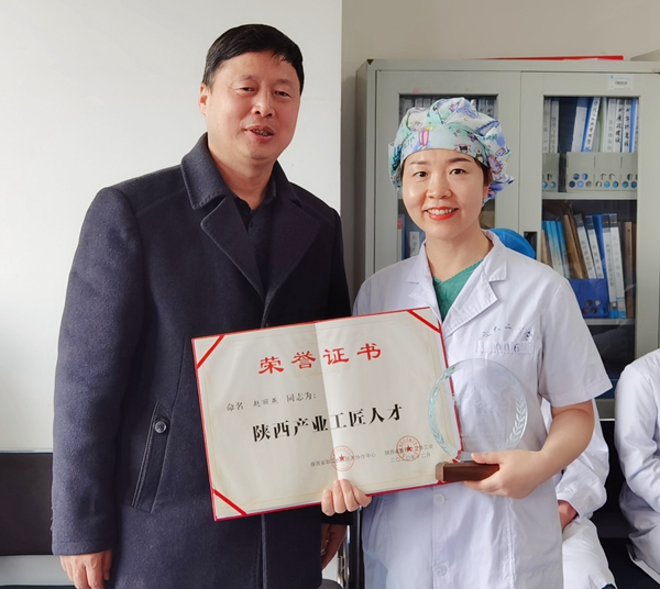 教科文卫体工会主席徐富权为”陕西产业工匠人才“赵丽燕颁发奖杯和证书_副本.jpg