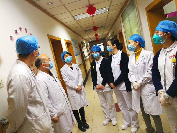 4-副主委耿松梅查房_副本.jpg 4-副主委耿松梅查房_副本.jpg