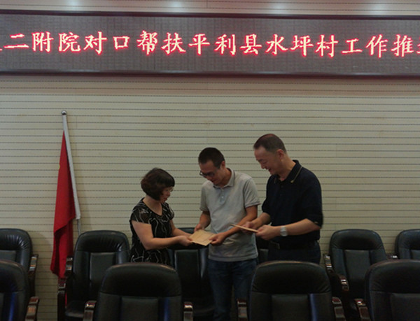 为驻村队员颁发奖金_副本.jpg 为驻村队员颁发奖金_副本.jpg