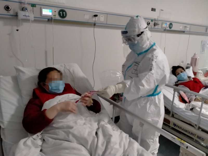 屈老师给患者送福袋3_副本.jpg