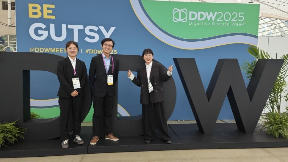 纪泛扑教授科研团队成员在2025 DDW大会现场.jpg