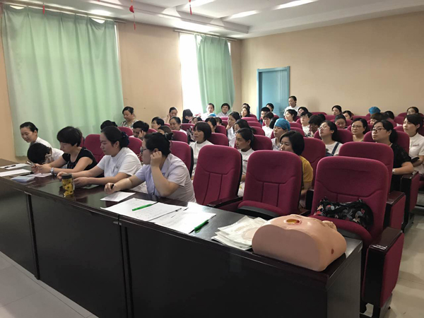 参会人员认真听讲.jpg