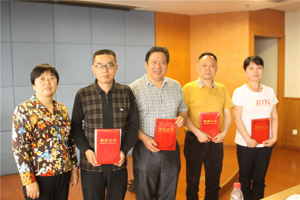 张潍领奖.jpg