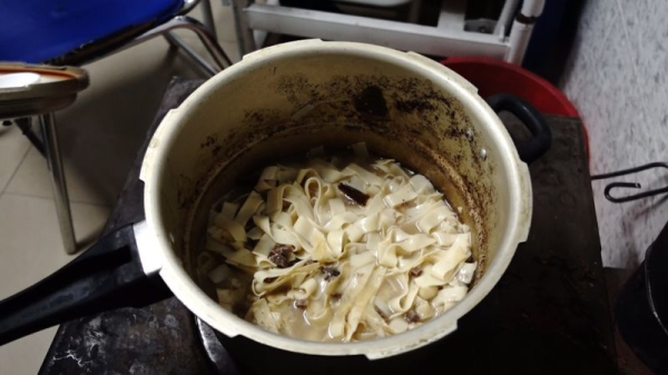 饿了一天的医务人员凌晨的伙食.jpg