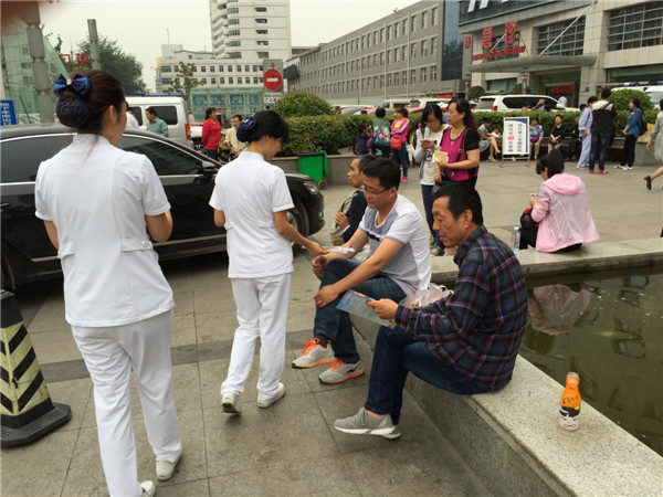 发放宣传材料2.jpg 发放宣传材料2.jpg