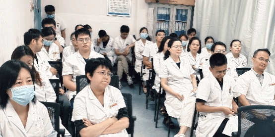 开会集体照.png
