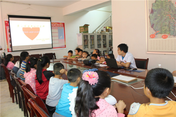 2刘俭涛同学讲授青少年健康知识.JPG