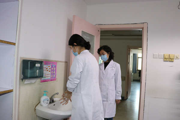 抽查学员现场进行七步洗手法演示_副本.jpg 抽查学员现场进行七步洗手法演示_副本.jpg