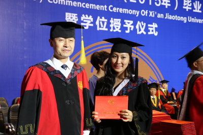 校党委书记张迈增为留学生颁发毕业证书.jpg