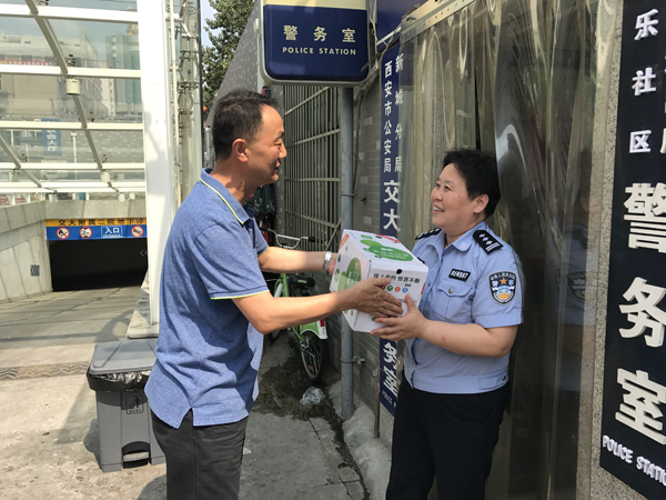 7.20慰问社区民警.JPG