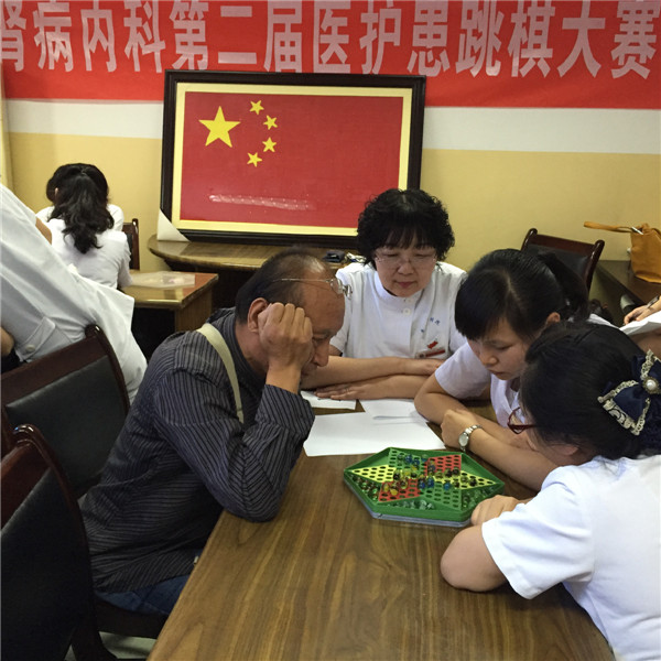 认真的参赛选手与评委.JPG