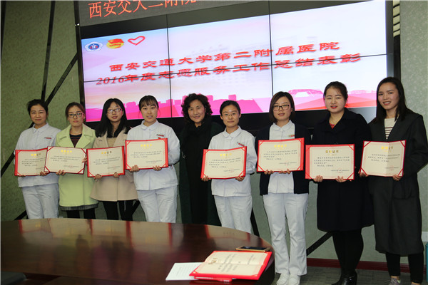买秋霞部长为志愿服务优秀团支部颁奖.jpg