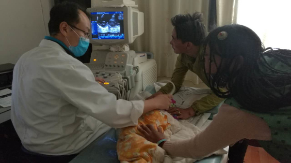 检查患儿.jpg 检查患儿.jpg