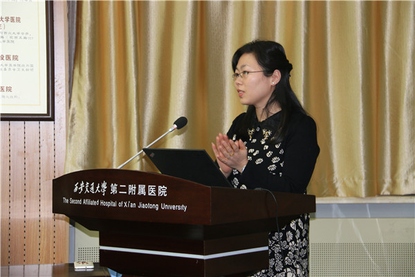 团委书记董艳主持会议.jpg