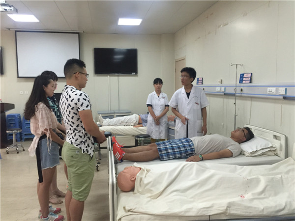 急诊科王立明大夫为志愿者们进行培训.jpg