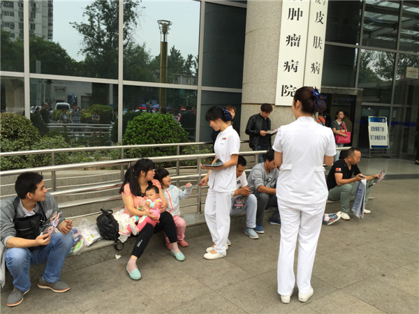 发放宣传材料3.jpg 发放宣传材料3.jpg