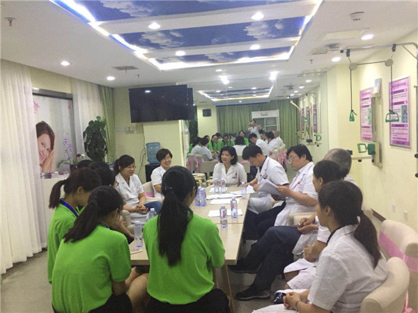 ▲夏令营营员进科室交流面试.jpg
