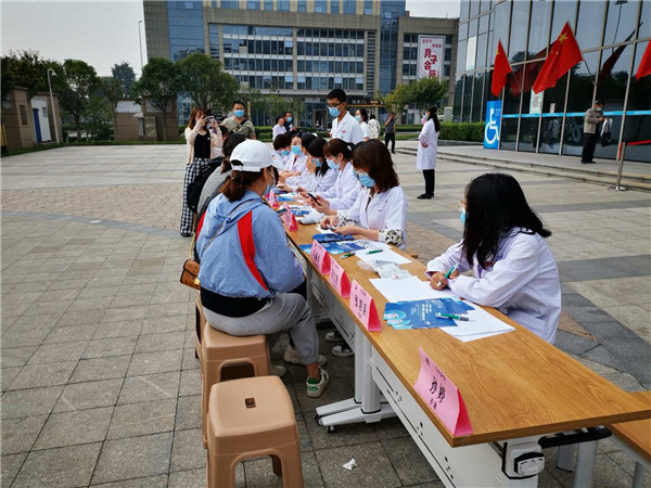 广场义诊.jpg