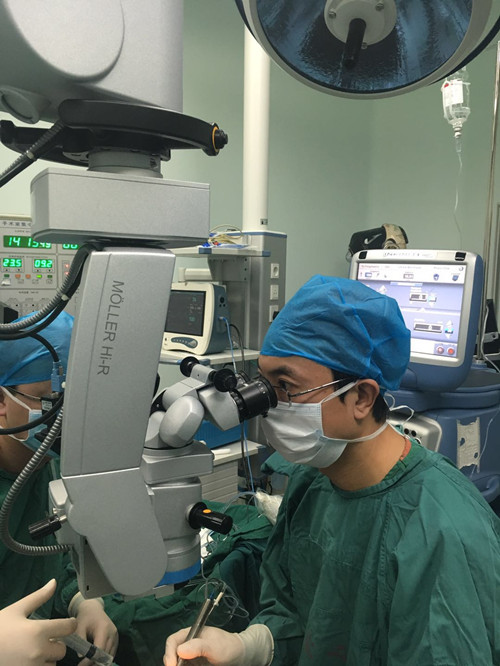马君择正在手术_副本.jpg