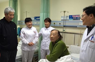 图片8 慰问妇产科关学芝老师.jpg