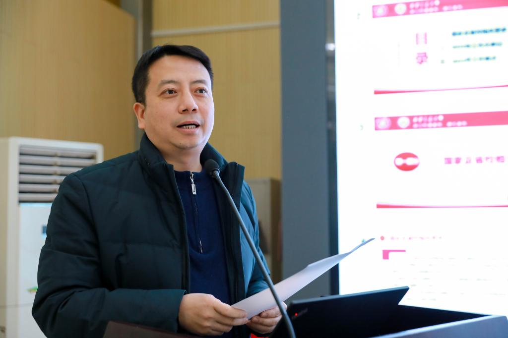 副院长李小鹏主持会议.jpg
