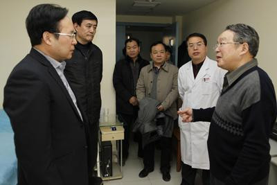 图片5 院党政领导慰问退休教授龚均老师.jpg