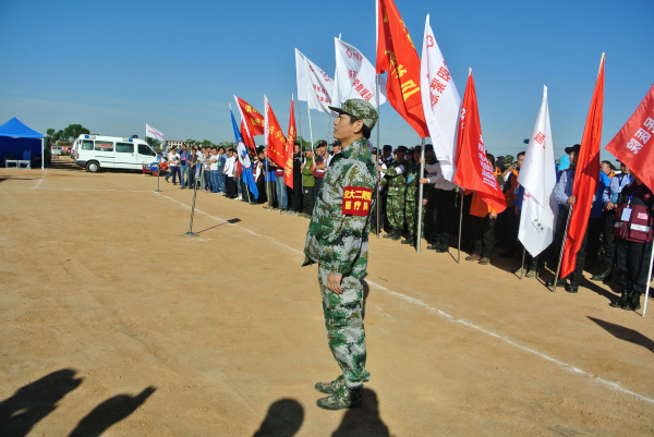 向主席台汇报集结情况.jpg 向主席台汇报集结情况.jpg