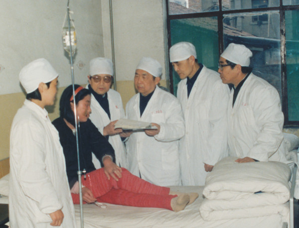 刘辅仁、邓云山、李伯埙、徐汉卿等查房_副本.jpg 刘辅仁、邓云山、李伯埙、徐汉卿等查房_副本.jpg