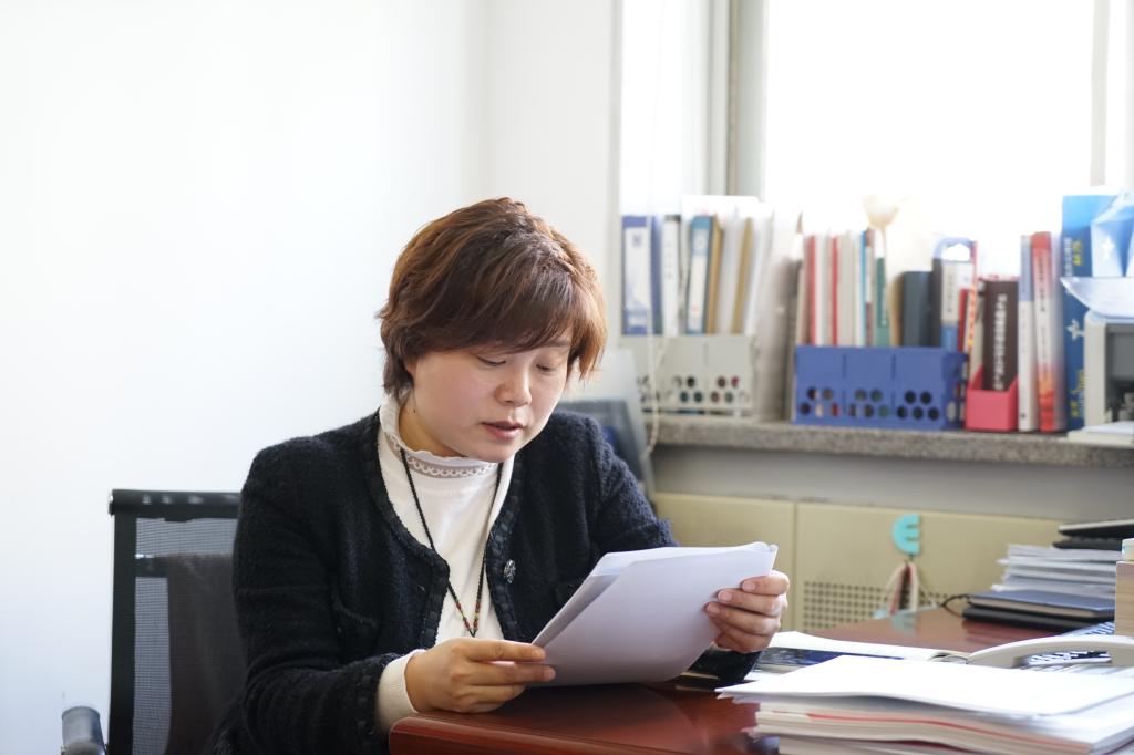 1-党支部书记谭婷主任组织大家学习.JPG