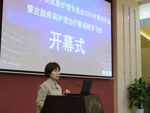 开幕式主持-高晓敏_副本.jpg