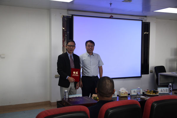 图3.巩守平书记向孟令忠教授颁发西安交通大学客座教授聘书.jpg