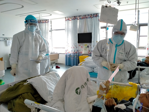 4.第三批援湖北医疗队员在工作中.jpg