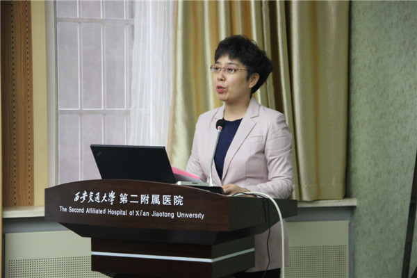 何爱丽主任主持.JPG 何爱丽主任主持.JPG