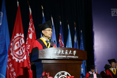 校党委常务副书记王小力主持本科生毕业典礼.jpg