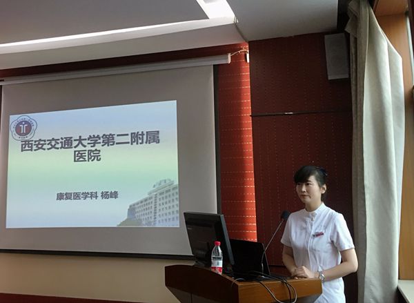 杨峰护士长主持_副本.jpg 杨峰护士长主持_副本.jpg