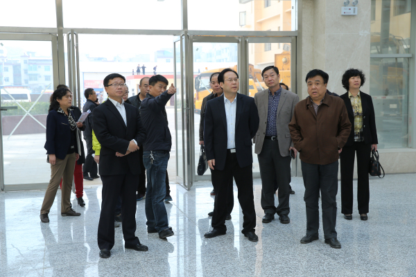 贺西京院长一行参观医疗综合大楼.jpg