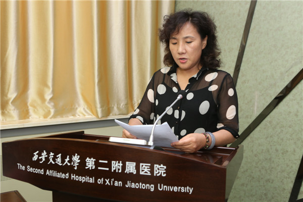 党委宣传部买秋霞部长宣读表彰文件.JPG