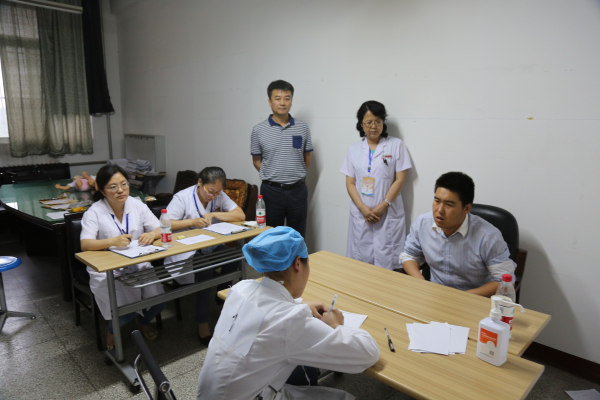 医学部人才培养中心张明处长巡查.jpg 医学部人才培养中心张明处长巡查.jpg