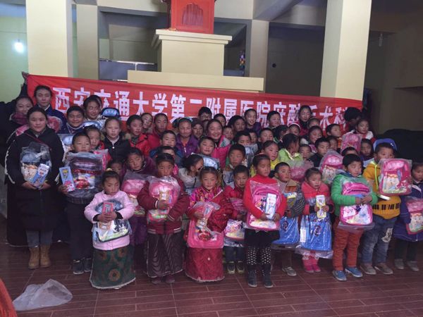 拉布乡小学孩子们收到爱心礼物 (2).jpg