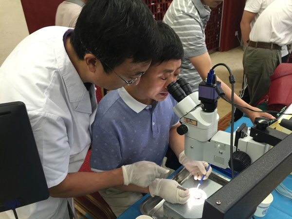 1 马君择指导学员手术.jpg