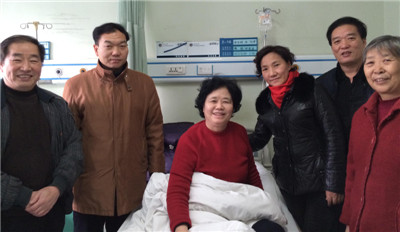 图片13 慰问原人事科李丽君老师.jpg